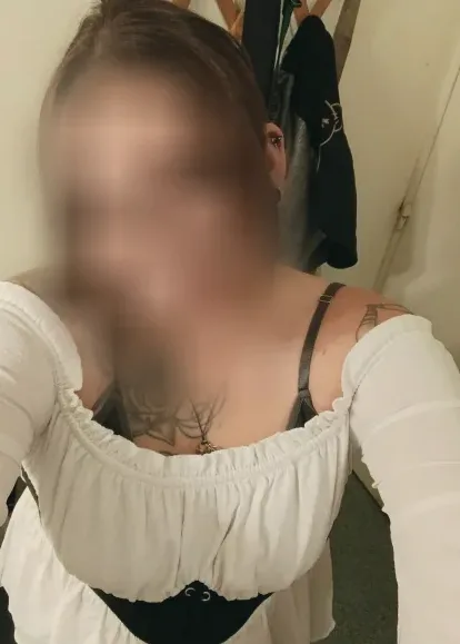 Emilia, 31